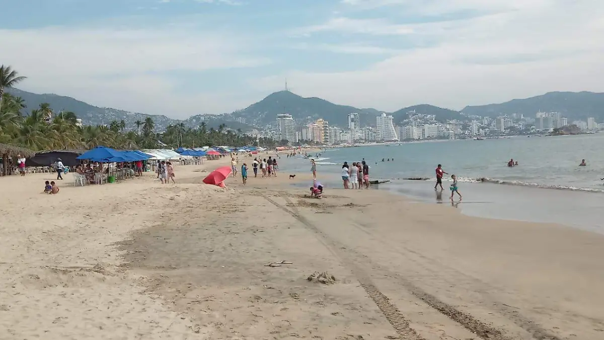 turistas en playas de Acapulcp